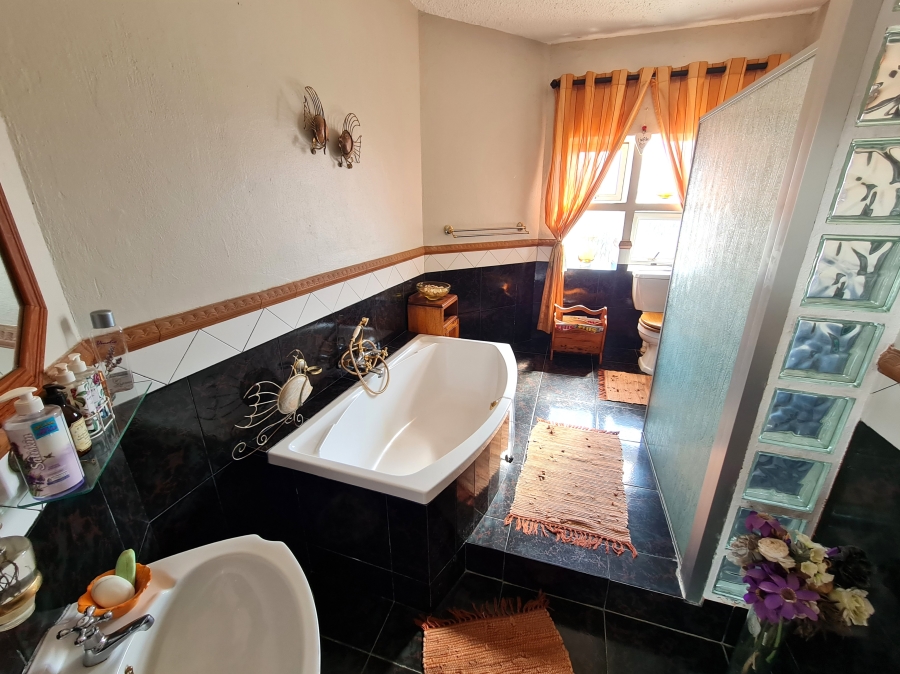 5 Bedroom Property for Sale in Wavecrest Eastern Cape